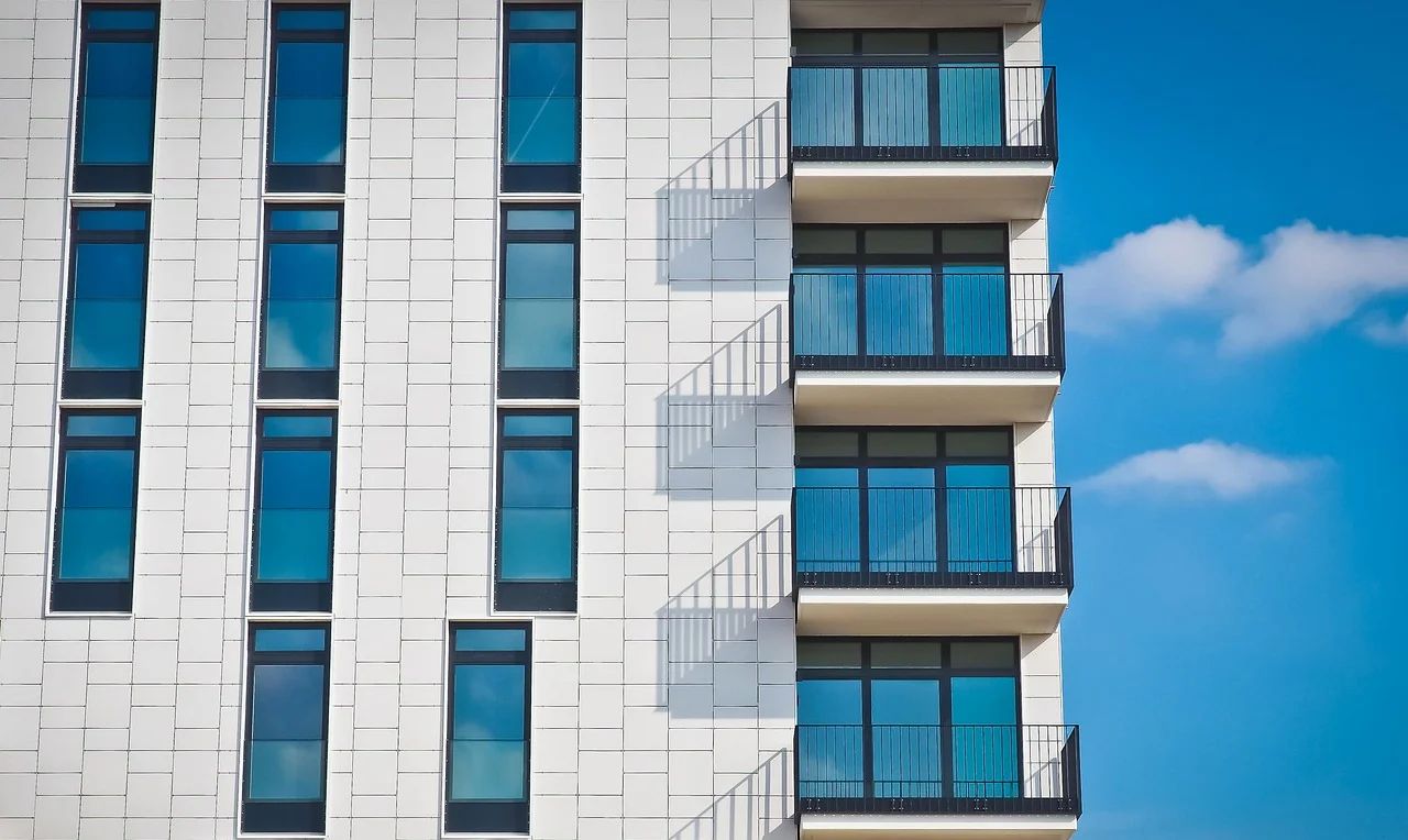 Koszt elewacji domu: kalkulacja dla domu 120–180 m2 (materiały + robocizna)